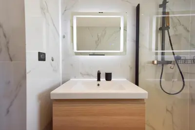 Salle de bains dans l'établissement Renovated 1Br apartment terrace walk to beach