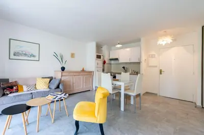 Cuisine ou kitchenette dans l'établissement Bel appartement en bord de mer à Juan Les Pins