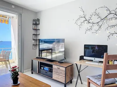 Télévision ou salle de divertissement dans l'établissement La plus belle vue sur mer à Juan les Pins