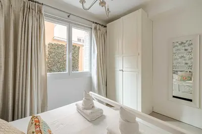 Un ou plusieurs lits dans un hébergement de l'établissement Cosy 2-Bedroom apartment - close to Martinez Hotel