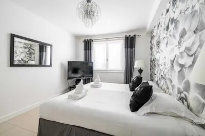 Un ou plusieurs lits dans un hébergement de l'établissement Cosy 2-Bedroom apartment - close to Martinez Hotel