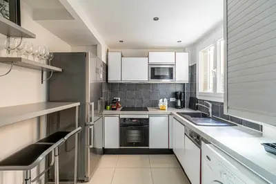 Cuisine ou kitchenette dans l'établissement Cosy 2-Bedroom apartment - close to Martinez Hotel