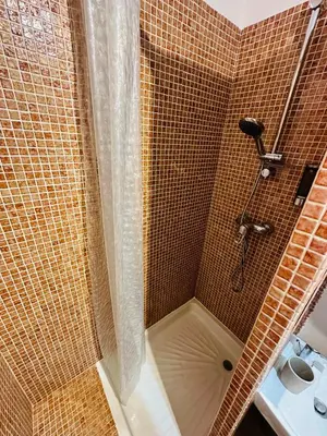 Salle de bains dans l'établissement Charmant Studio à 5 minutes des plages