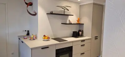Cuisine ou kitchenette dans l'établissement Juan 4 prs, clim, 300m plage, piscine, parking