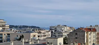 Vue générale sur Antibes ou vue de la ville depuis l'appartement
