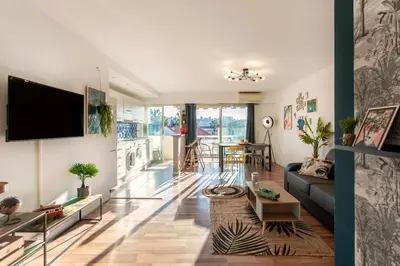 Télévision ou salle de divertissement dans l'établissement A10 - Staywiz us -1 BDR Heart of Juan les Pins 5 min Sea - AC & Balconies