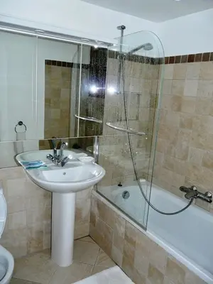 Salle de bains dans l'établissement Villa Pokade climatisée de 235 m2 piscine sans vis à vis grand jardin totalement clos