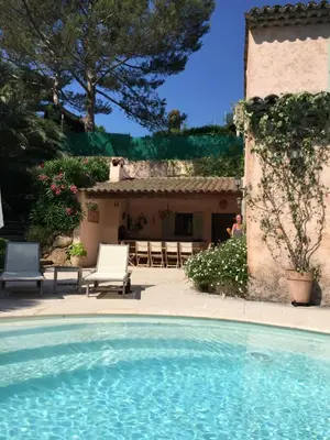 Piscine de l'établissement Villa Pokade climatisée de 235 m2 piscine sans vis à vis grand jardin totalement clos ou située à proximité
