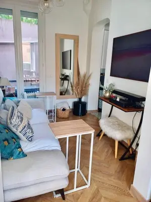 Télévision ou salle de divertissement dans l'établissement Charmant 3pièces près de Cannes