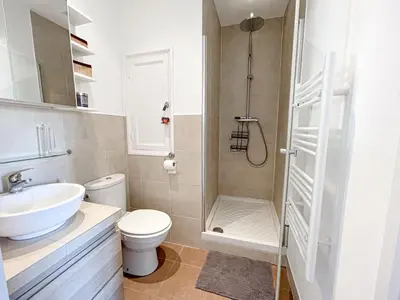 Salle de bains dans l'établissement Cannes banane, T2 centre ville, 400 m des plages