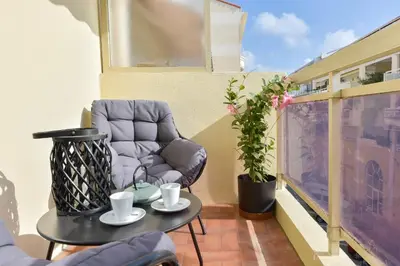 Coin salon dans l'établissement Apartment with Terrace walk to Beaches & Shopping