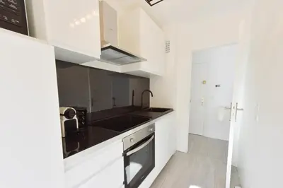 Cuisine ou kitchenette dans l'établissement Apartment with Terrace walk to Beaches & Shopping