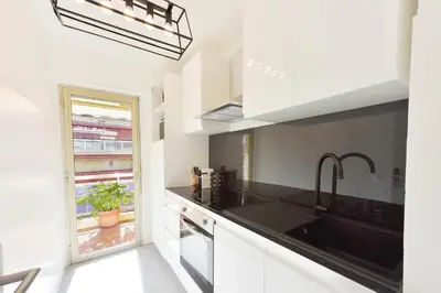 Cuisine ou kitchenette dans l'établissement Apartment with Terrace walk to Beaches & Shopping