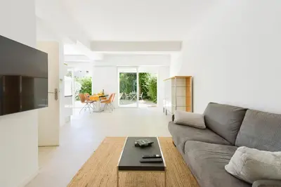 Coin salon dans l'établissement 1-bedroom apartment walk to beach garage