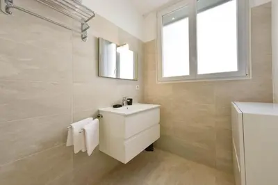 Salle de bains dans l'établissement 1-bedroom apartment walk to beach garage