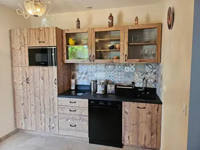 Cuisine ou kitchenette dans l'établissement Charmant studio près de la plage avec jacuzzi et terrasse privative