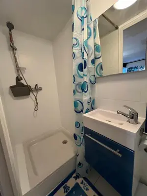 Salle de bains dans l'établissement Villeneuve loubet studio Cigalou