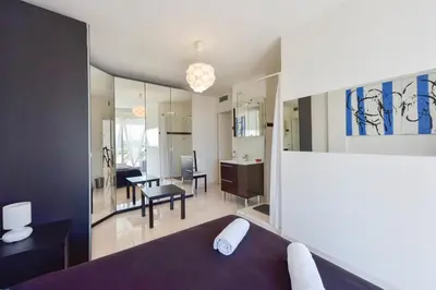 Cuisine ou kitchenette dans l'établissement Cozy top-floor 2-Br apartment terrace and sea view
