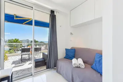 Balcon ou terrasse dans l'établissement Cozy top-floor 2-Br apartment terrace and sea view