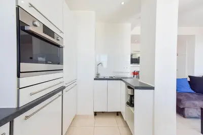 Cuisine ou kitchenette dans l'établissement Cozy top-floor 2-Br apartment terrace and sea view