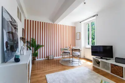 Télévision ou salle de divertissement dans l'établissement maison de ville La Fontaine BAu4