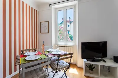 Télévision ou salle de divertissement dans l'établissement maison de ville La Fontaine BAu4