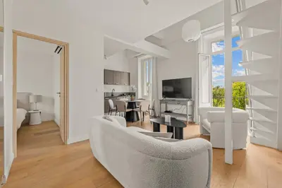 Télévision ou salle de divertissement dans l'établissement LB Vacation Rentals I Beautiful, Renovated Duplex with Swimming Pool
