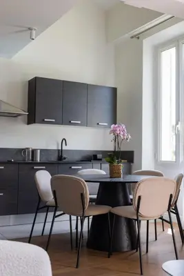 Cuisine ou kitchenette dans l'établissement LB Vacation Rentals I Beautiful, Renovated Duplex with Swimming Pool