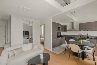 Cuisine ou kitchenette dans l'établissement LB Vacation Rentals I Beautiful, Renovated Duplex with Swimming Pool