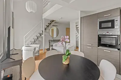 Cuisine ou kitchenette dans l'établissement LB Vacation Rentals I Beautiful, Renovated Duplex with Swimming Pool