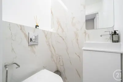 Salle de bains dans l'établissement Modern Appartment, Central, 10 Min Walk to Beach