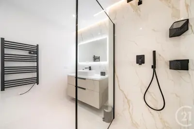 Salle de bains dans l'établissement Modern Appartment, Central, 10 Min Walk to Beach