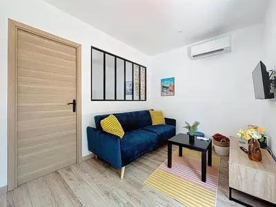 Coin salon dans l'établissement Appartement cosy et climatisé proche mer