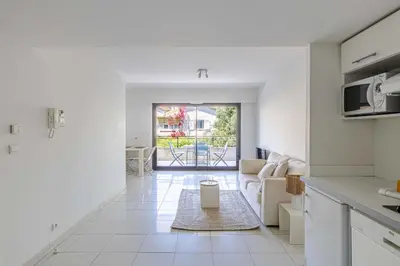 Télévision ou salle de divertissement dans l'établissement Charming apartment with balcony-pool - Cannes