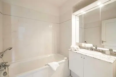 Salle de bains dans l'établissement Charming apartment with balcony-pool - Cannes