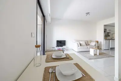 Télévision ou salle de divertissement dans l'établissement Charming apartment with balcony-pool - Cannes