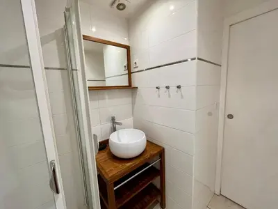 Salle de bains dans l'établissement Viva Riviera Residence Rue Florian close Croisette