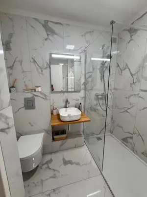 Salle de bains dans l'établissement Парк Круазет , Апартаменты 3 комнаты , с террасой и паркингом ,