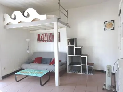 Coin salon dans l'établissement BEAU STUDIO pour 4 p à 5 mn de la plage