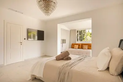 Un ou plusieurs lits dans un hébergement de l'établissement Villa California Cannes Private Pool