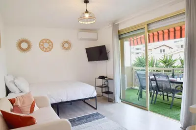 Un ou plusieurs lits dans un hébergement de l'établissement Palm Beach Studio with Terrace 150m from beaches