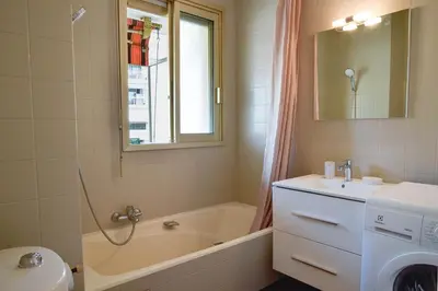 Salle de bains dans l'établissement Palm Beach Studio with Terrace 150m from beaches