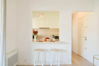Cuisine ou kitchenette dans l'établissement Palm Beach Studio with Terrace 150m from beaches