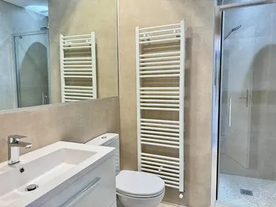 Salle de bains dans l'établissement 242 Cannes La Croisette - PALAIS MIRAMAR - Studio au calme coté jardin