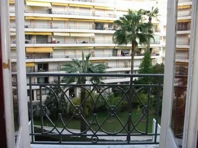 Balcon ou terrasse dans l'établissement 242 Cannes La Croisette - PALAIS MIRAMAR - Studio au calme coté jardin