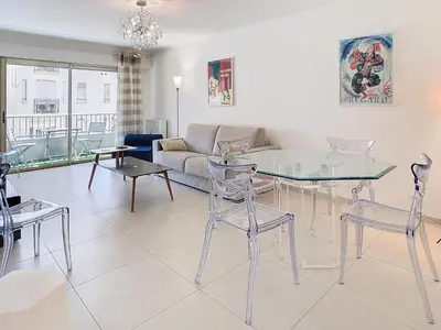 Coin salon dans l'établissement Beau 2 pièces proche Croisette avec parking 211