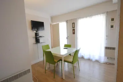 Télévision ou salle de divertissement dans l'établissement superbe appartement tout confort beg4012