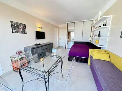 Télévision ou salle de divertissement dans l'établissement Cannes proche Croisette - 2 pièces au calme avec terrasse