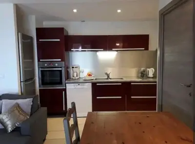Cuisine ou kitchenette dans l'établissement Chez LINAT - Paisible appartement avec jardin et vue mer