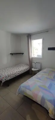 Un ou plusieurs lits dans un hébergement de l'établissement Chez LINAT - Paisible appartement avec jardin et vue mer